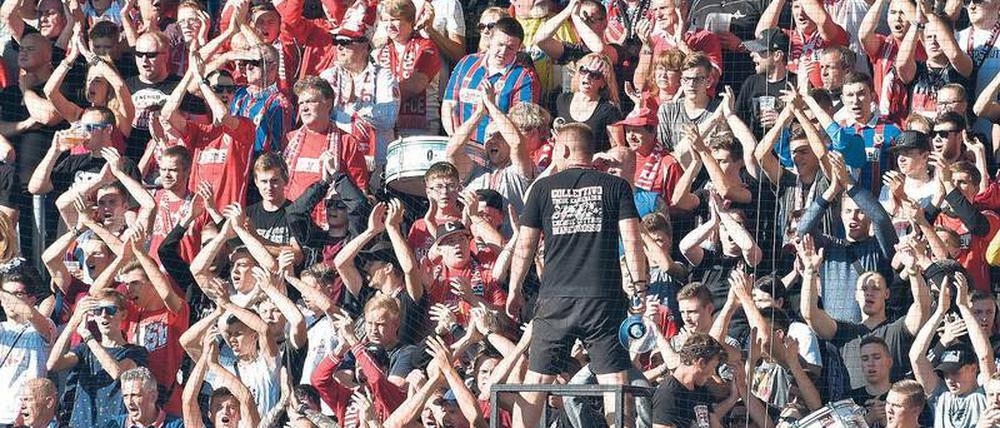 Ihre Stimme. Ein Großteil der Fans von Energie Cottbus fällt nicht negativ auf, sondern unterstützt die Mannschaft.