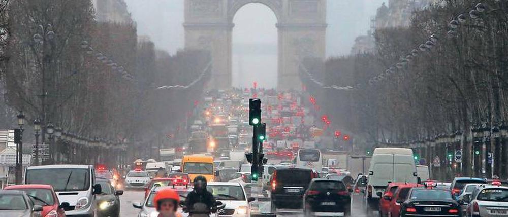 Voll. Schon seit Jahren gibt es Versuche, Autofahren in Paris unattraktiver zu machen.