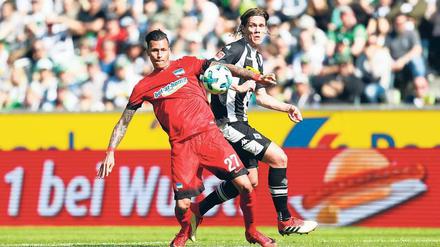 Wo ist das Tor? Herthas Davie Selke (links) hatte gegen Mönchengladbach viele Chancen, vergab sie aber alle.