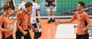 Berlins Paul Carroll (l-r), Berlins Robert Kromm und Berlins Aleksandar Okolic jubeln. Die BR Volleys gewannen das Spiel mit 3:0.