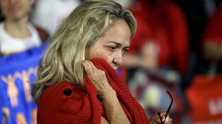 Entsetzt. Eine Anhängerin des Ex-Präsidenten Lula nach der Verkündung des Urteils.