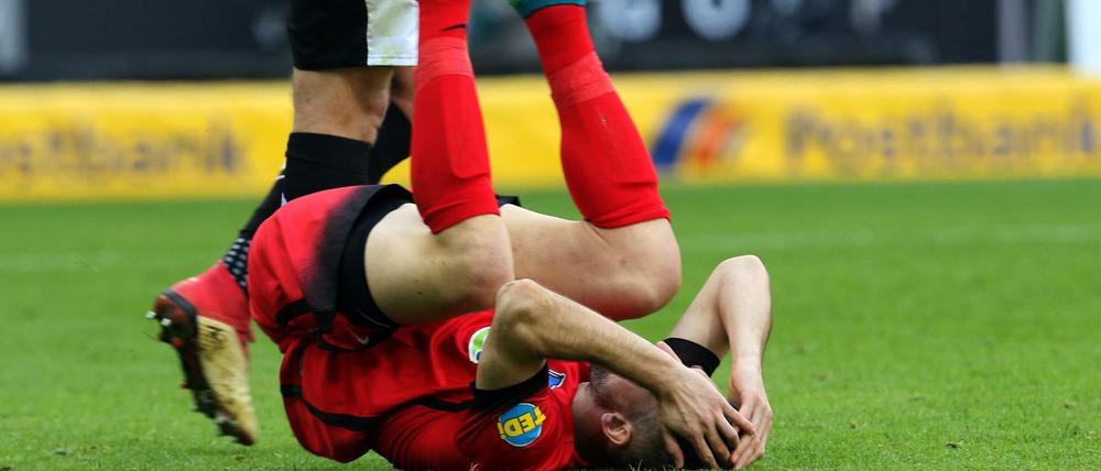 Das gibt es doch alles nicht! Vedad Ibisevic während des Spiels in Gladbach. 