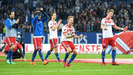 Sie sind noch nicht weg! Die Spieler des HSV jubeln nach dem Sieg gegen den FC Schalke 04.