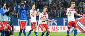 Sie sind noch nicht weg! Die Spieler des HSV jubeln nach dem Sieg gegen den FC Schalke 04.