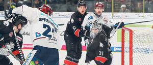 Sie sind wieder da. Die Eisbären (in dieser Szene ist Thomas Oppenheimer am Puck) stehen erstmals seit 2013 im Finale der Deutschen Eishockey-Liga. 