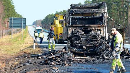 Nach dem Unfall. Reinigungskräfte beseitigen die Folgen des tödlichen Zusammenstoßes auf der A12.