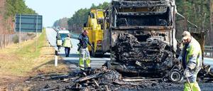 Nach dem Unfall. Reinigungskräfte beseitigen die Folgen des tödlichen Zusammenstoßes auf der A12.