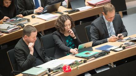 Gute Umfragewerte sehen anders aus. Klaus Lederer (Die Linke, links), Ramona Pop (Grüne, mitte) und Michael Müller (SPD, rechts)