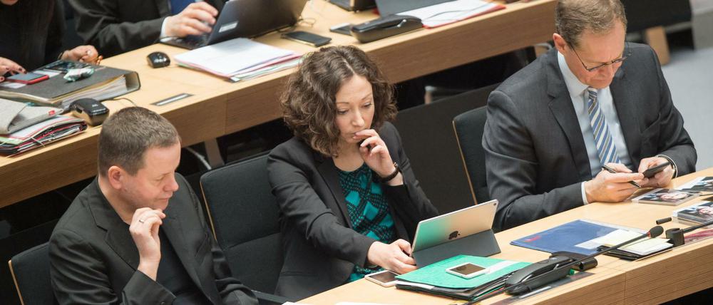 Gute Umfragewerte sehen anders aus. Klaus Lederer (Die Linke, links), Ramona Pop (Grüne, mitte) und Michael Müller (SPD, rechts)