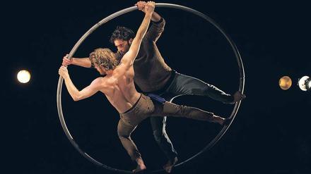 Roll over. Die französische Kompagnie MPTA zeigt ihre zeitgenössische Zirkusproduktion „Somnium“. Das Requisit ist ein Metallreifen, Roue Cyr genannt. 