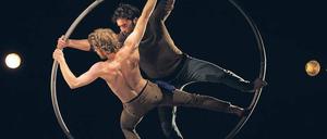 Roll over. Die französische Kompagnie MPTA zeigt ihre zeitgenössische Zirkusproduktion „Somnium“. Das Requisit ist ein Metallreifen, Roue Cyr genannt. 