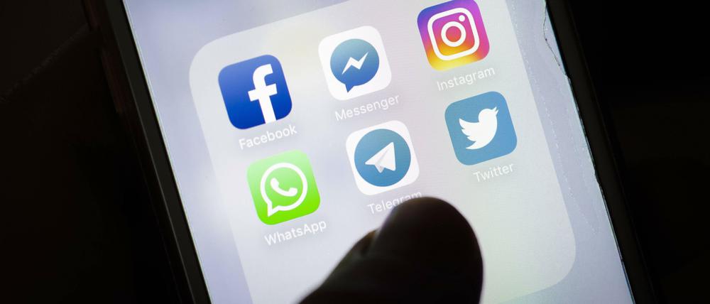 Mit dem neuen Gesetz sind Facebook &amp; Co. verpflichtet, Hasskommentare im Netz innerhalb von 24 Stunden zu löschen.