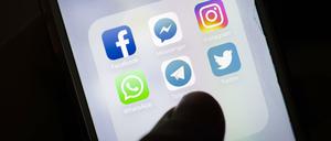 Mit dem neuen Gesetz sind Facebook &amp; Co. verpflichtet, Hasskommentare im Netz innerhalb von 24 Stunden zu löschen.