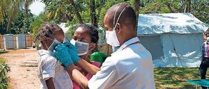 Von Mensch zu Mensch. Die Lungenpest wird ohne Zwischenwirte übertragen. Daher herrscht Maskenpflicht im Hilfszentrum in Toamasina in Madagaskar.