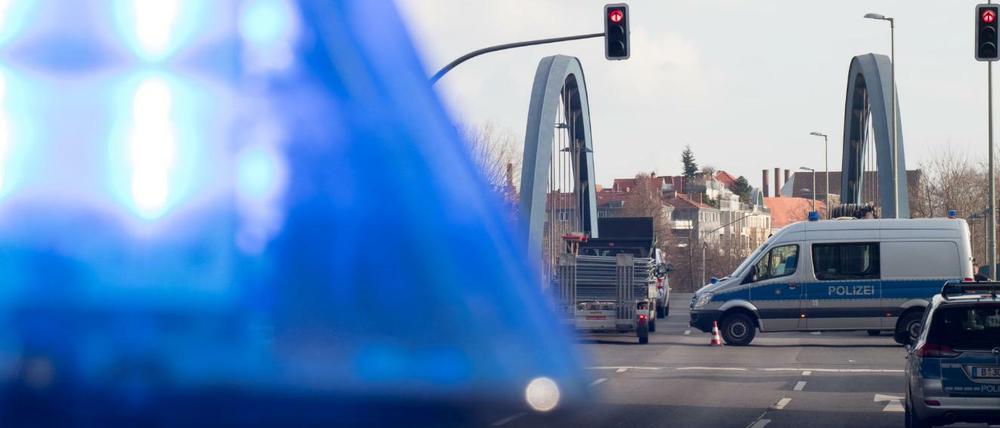 Polizeiwagen an der Mörschbrücke in Berlin-Charlottenburg.