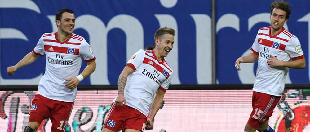 Endlich wieder ein Sieg für den HSV. Da kann man schon mal im Kreis rennen.