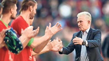Dank an den Großmeister. Trainer Jupp Heynckes führte die Mannschaft mit seiner unnachahmlichen Art wieder zusammen – und schließlich zur Meisterschaft.