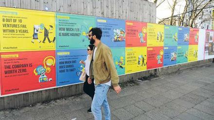 #TakeTheExit. In der ganzen Stadt wunderten sich Betrachter über hunderte Plakate mit dieser Aufforderung und auf englisch formulierten Rätseln im Start-up-Sprech.