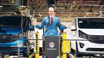 Zu Gast bei der Schwestermarke: Opel-Chef Michael Lohscheller spricht vor Vauxhall-Mitarbeitern im Werk in Luton in Großbritannien.