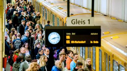 Wenn der Zug kommt, ist er oft voll. Der öffentliche Nahverkehr funktioniert oft nicht so wie es sich die Berliner wünschen.