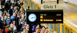 Wenn der Zug kommt, ist er oft voll. Der öffentliche Nahverkehr funktioniert oft nicht so wie es sich die Berliner wünschen.