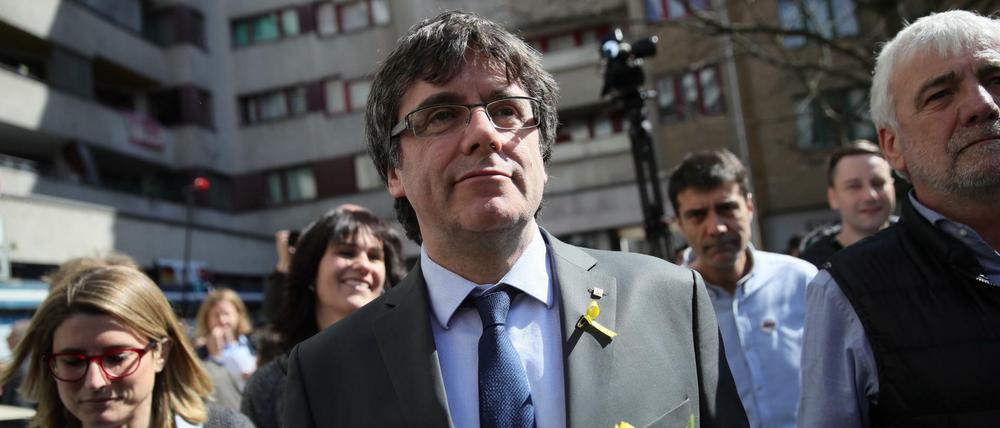 In der Hand gelbe Tulpen - die Farbe der Separatisten: Carles Puigdemont am Kottbusser Tor in Berlin-Kreuzberg.