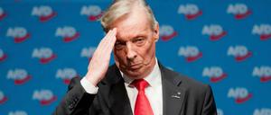 Paul Hampel salutiert nach seiner Rede beim Landesparteitag der niedersächsischen AfD.