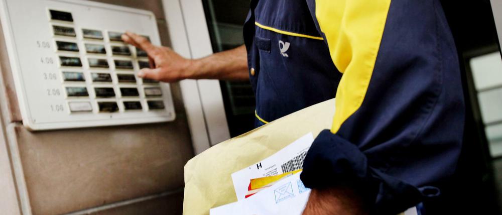 In Bremen sollen Briefträger künftig soziale Aufgaben übernehmen und nach Senioren sehen.