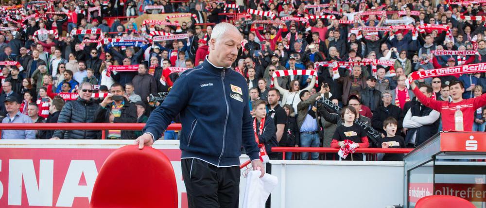 Noch darf Unions Cheftrainer Andre Hofschneider am Spielfeldrand stehen.