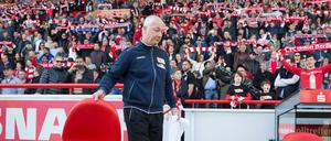 Noch darf Unions Cheftrainer Andre Hofschneider am Spielfeldrand stehen.