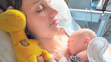 Steffi S. mit ihrem Sohn Gustaf.