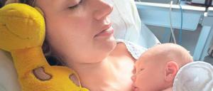 Steffi S. mit ihrem Sohn Gustaf.