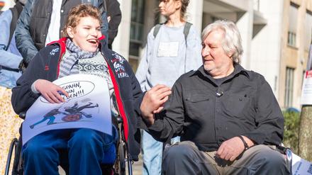 Wenn es nicht zu kalt war, saß Nico (links) beim Protestmarsch auf dem Rollstuhl, den sein Vater schob.