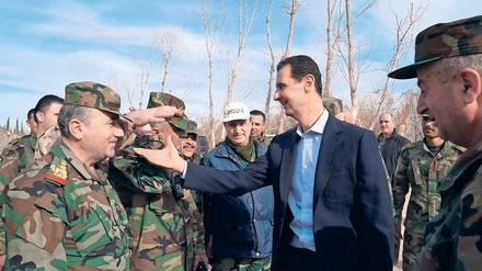 So wie auf diesem offiziellen Foto inmitten von Regierungstruppen will Syriens Machthaber Baschar al Assad gesehen werden. Die Folteropfer seines Regimes fürchten indes, in Vergessenheit zu geraten. 
