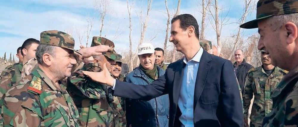 So wie auf diesem offiziellen Foto inmitten von Regierungstruppen will Syriens Machthaber Baschar al Assad gesehen werden. Die Folteropfer seines Regimes fürchten indes, in Vergessenheit zu geraten.