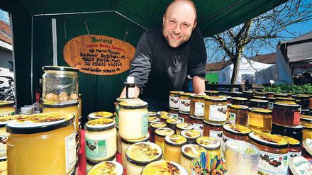 Süßer Stoff. Martin Perschke, Imker aus Storkow, war am Wochenende mit seinem Stand auf der Domäne Dahlem und verkaufte den Honig seiner rund 200 Völker. Das weltweite Bienensterben macht sich auch in seinem Bestand bemerkbar, allerdings nicht so drastisch wie bei manch anderen Imkern in Brandenburg. 