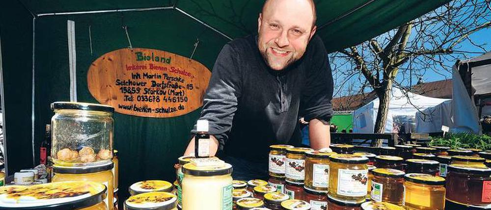 Süßer Stoff. Martin Perschke, Imker aus Storkow, war am Wochenende mit seinem Stand auf der Domäne Dahlem und verkaufte den Honig seiner rund 200 Völker. Das weltweite Bienensterben macht sich auch in seinem Bestand bemerkbar, allerdings nicht so drastisch wie bei manch anderen Imkern in Brandenburg.