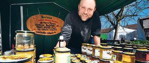 Süßer Stoff. Martin Perschke, Imker aus Storkow, war am Wochenende mit seinem Stand auf der Domäne Dahlem und verkaufte den Honig seiner rund 200 Völker. Das weltweite Bienensterben macht sich auch in seinem Bestand bemerkbar, allerdings nicht so drastisch wie bei manch anderen Imkern in Brandenburg.