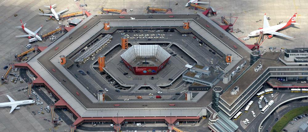 Der Himmel über dem Flughafen Tegel. Air Berlin gehörte zu den wichtigsten Fluggesellschaften am Airport. Doch die Maschinen, die noch auf diesem Bild zu sehen sind, sind verschwunden. Nun haben andere Airlines wie Easyjet übernommen.