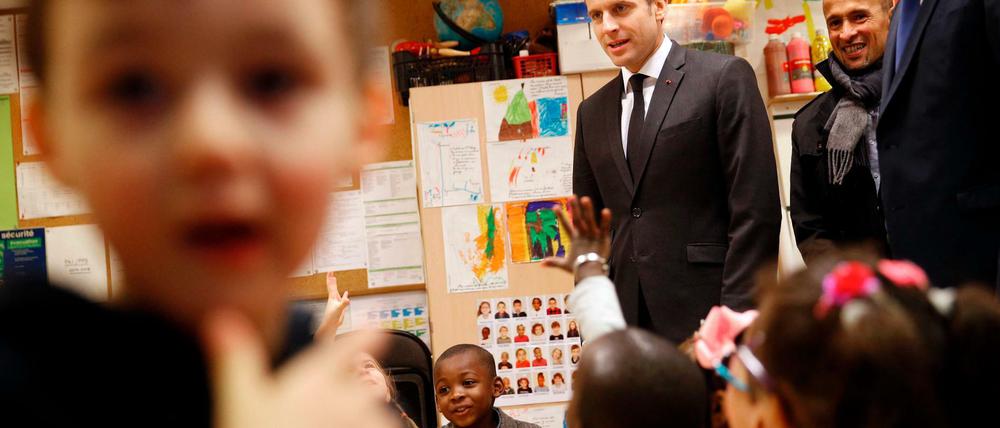 Präsident in der Vorschule. Frankreichs Staatschef Emmanuel Macron (Mitte) besucht eine Einrichtung in Paris.