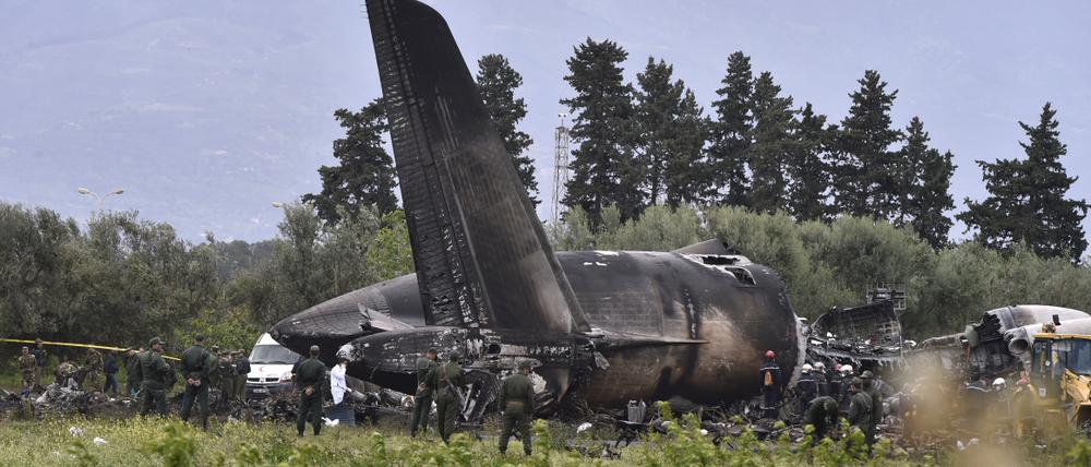 Einsatzkräfte am Wrack des abgestürzten Militärflugzeugs in Algerien.