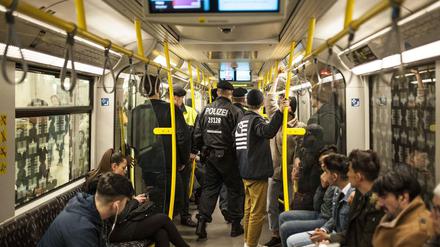 In Berlin läuft Personal von BVG und Polizei wieder gemeinsam Streife.