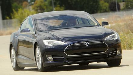 Mit diesem Luxus-Elektromobil der Marke Tesla war unser Autor Bernd Matthies auf einer Testfahrt unterwegs. Leider konnte er mit dem schnittigen Gefährt nicht so flitzen, wie er wollte. 