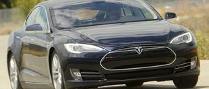 Mit diesem Luxus-Elektromobil der Marke Tesla war unser Autor Bernd Matthies auf einer Testfahrt unterwegs. Leider konnte er mit dem schnittigen Gefährt nicht so flitzen, wie er wollte. 