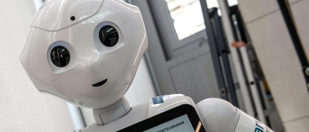 Roboter sind jetzt überall: auf der Grünen Woche, bei Saturn oder - wie hier - bei der Bilanz-Pressekonferenz der Bertelsmann-Gruppe.