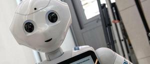 Roboter sind jetzt überall: auf der Grünen Woche, bei Saturn oder - wie hier - bei der Bilanz-Pressekonferenz der Bertelsmann-Gruppe. 