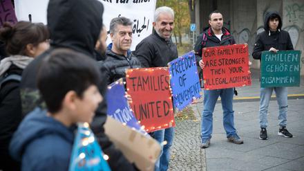 An die 40 größtenteils aus Syrien stammende Flüchtlinge protestieren vor dem Bundesinnenministerium in Berlin für Familienzusammenführungen. 