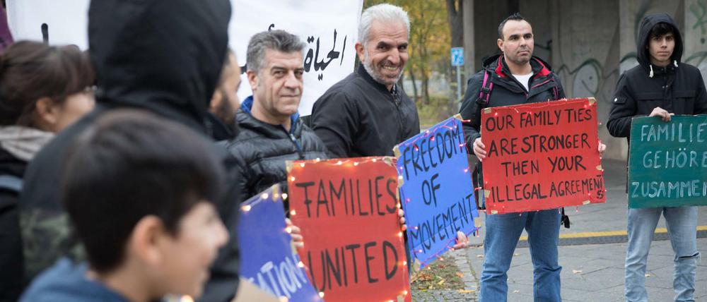 An die 40 größtenteils aus Syrien stammende Flüchtlinge protestieren vor dem Bundesinnenministerium in Berlin für Familienzusammenführungen.