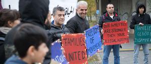 An die 40 größtenteils aus Syrien stammende Flüchtlinge protestieren vor dem Bundesinnenministerium in Berlin für Familienzusammenführungen. 