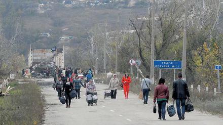 Frontverlauf. Straße auf der Grenze zwischen den Pro-Moskau-Rebellen und ukrainischen Truppen in der Region Luhansk.